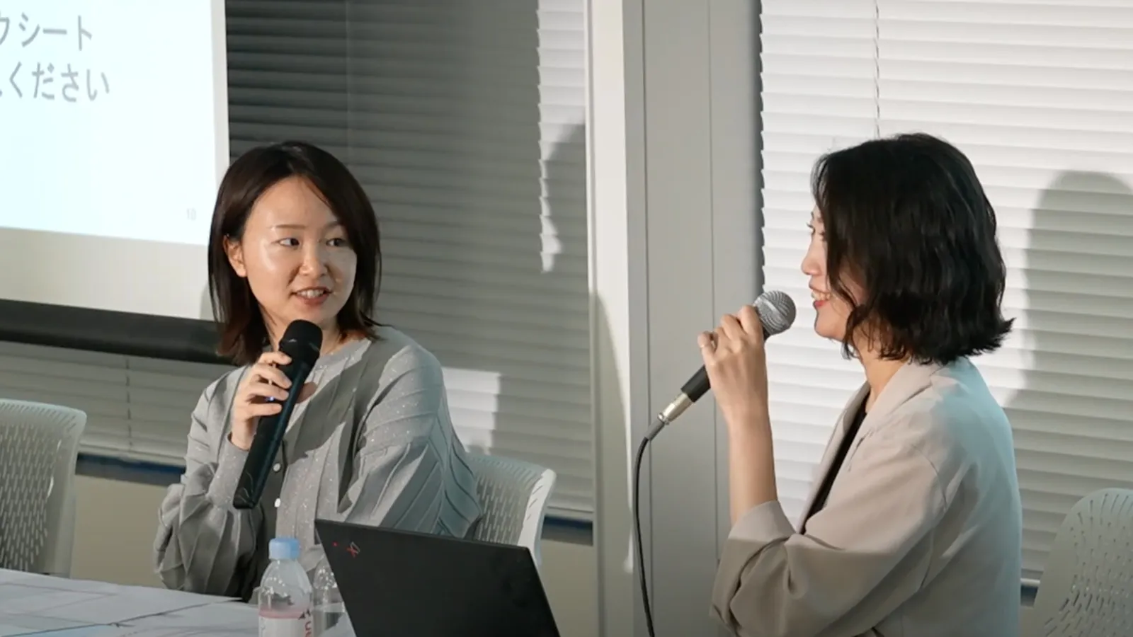 セミナー風景　飯田さんと岡崎さんが会話している写真
