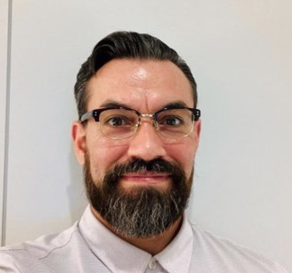 オーサチ ダリル 氏