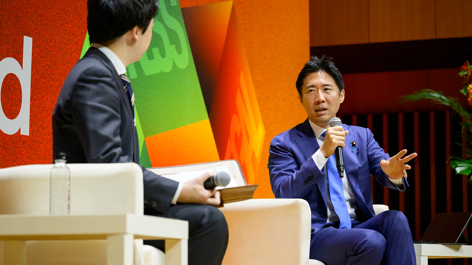 塩崎氏のセッション登壇シーンの写真