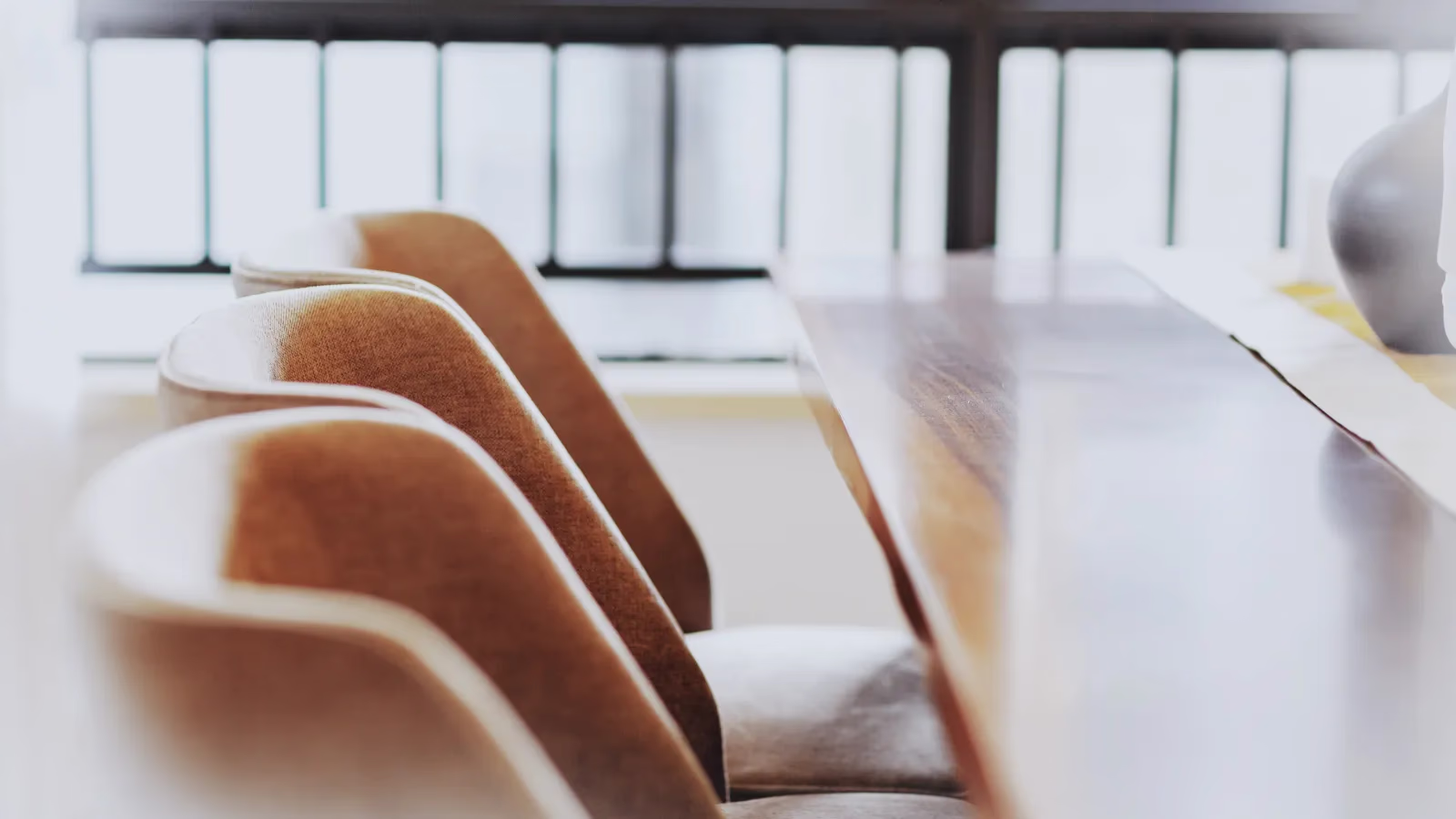 【初心者向け】取締役会とは?株主総会との違いからメリット、開催方法までわかりやすく解説